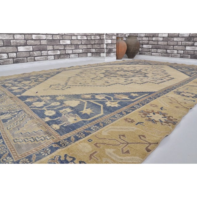 Vintage Turkish Oushak Rug in Creamy Ivory, Indigo Navy & Soft Ochre For Sale In Phoenix - Image 6 of 10