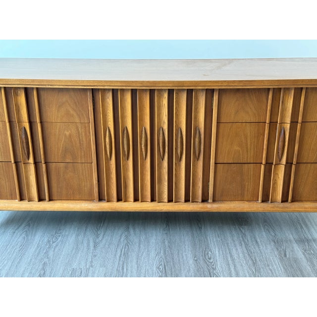 This Mid Century modern signed Thomasville 9 drawer walnut dresser is offered by original owner. The brutalist style is...