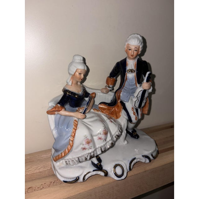 Capodimonte porcelain couple statue, 17 cm wide, 18 cm high, 12 cm deep