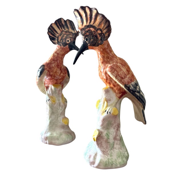 Hollywood Regency 1960s Pair of Mottahedeh Italian Ceramic Hoopoe Birds – Meissen-Inspired Hand-Painted Sculptures For Sale - Image 3 of 9