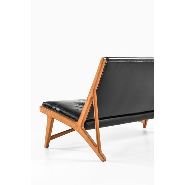Scandinavian JH-555 Sofa in Black Leather and Oak by Hans J. Wegner, 1949 For Sale - Image 6 of 10