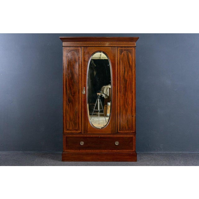 Object: Wardrobe/wardrobe Era & style: England - early 20th century Features - elegant and classic design - veneered in...