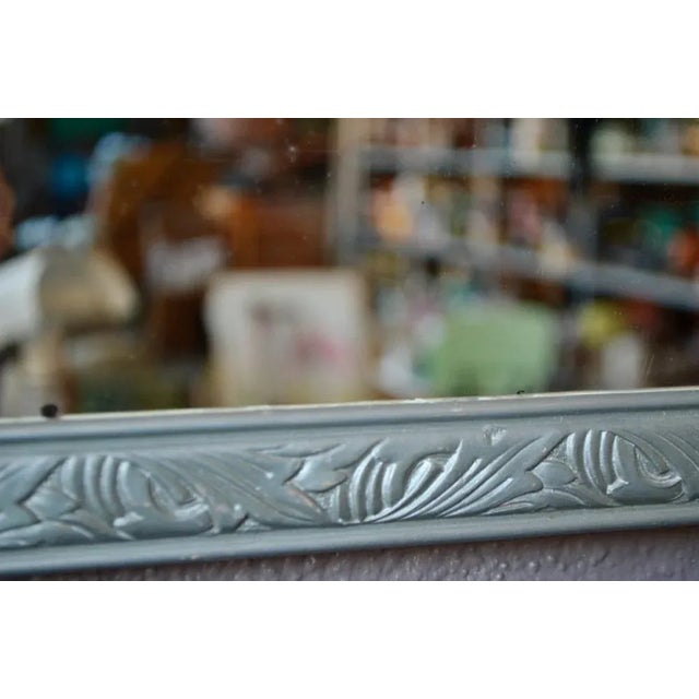 Bohemian charm, wood carved with plant motifs and silver paint, this 1940s wall mirror is a concentrate of Art Deco...