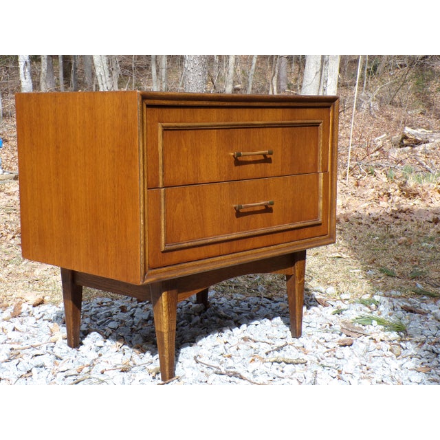 Bassett Furniture Vintage Mid Century Modern Bassett Furniture Walnut Nightstand End Table For Sale - Image 4 of 12