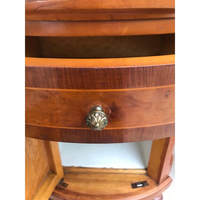 Brown 20th Louis XVI Style Marquetry Nightstands with Metal and Mirror Crest, a Pair For Sale - Image 8 of 18