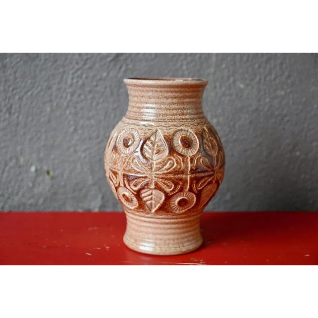 Ceramic Sand-coloured Vase with Flowers by Wekara Keramik, 1960s For Sale - Image 7 of 7