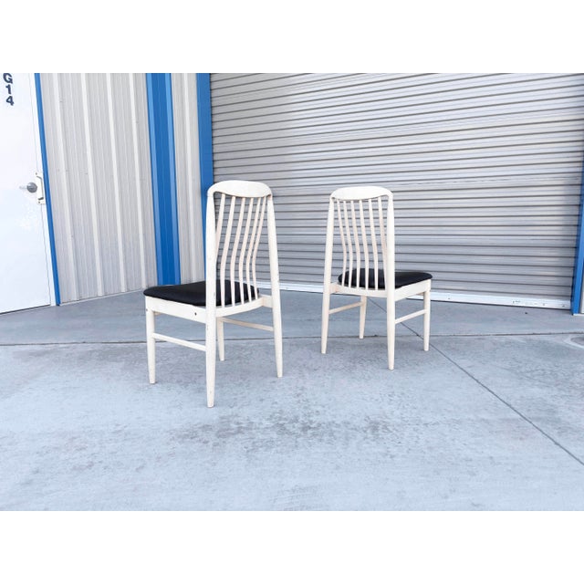 1990s Mid-Century White Slatted Dining Chairs With Black Vinyl Seats - Set of 6 For Sale - Image 10 of 14