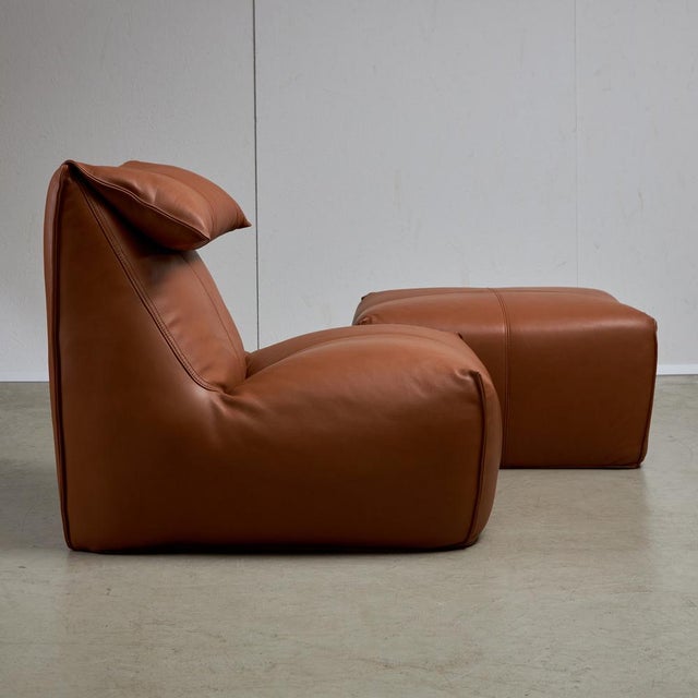 The Le Bambole Lounge Chair and Footrest, created by Mario Bellini for B&B Italia in 1972, is a well-known piece in modern...