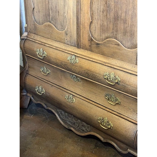 This antique Dutch Linen Press is made from high-quality oak and featuring a simple yet elegant design, this linen press...