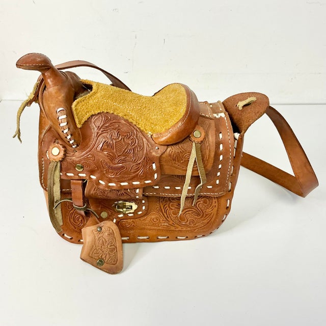 1980s Vintage Southwestern Americana Tooled Leather Trompe I’Oeil Saddle Shoulder Handbag. For Sale - Image 11 of 16