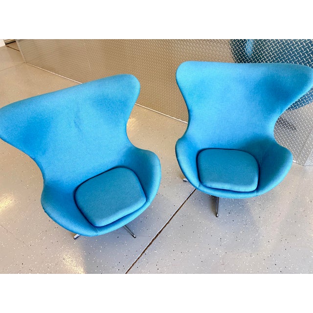 2000 - 2009 Arne Jacobsen for Fritz Hansen Distributed by Knoll Egg Chairs - A Pair For Sale - Image 5 of 8