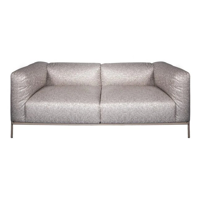 The distinguishing feature of Meyou upholstered furniture is its lightness. The surprisingly slender curved tube structure...