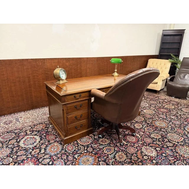 English Desk in Oak, in Very Good conditions. Designed 1920 to 1949 This piece has an attribution mark, I am sure that it...