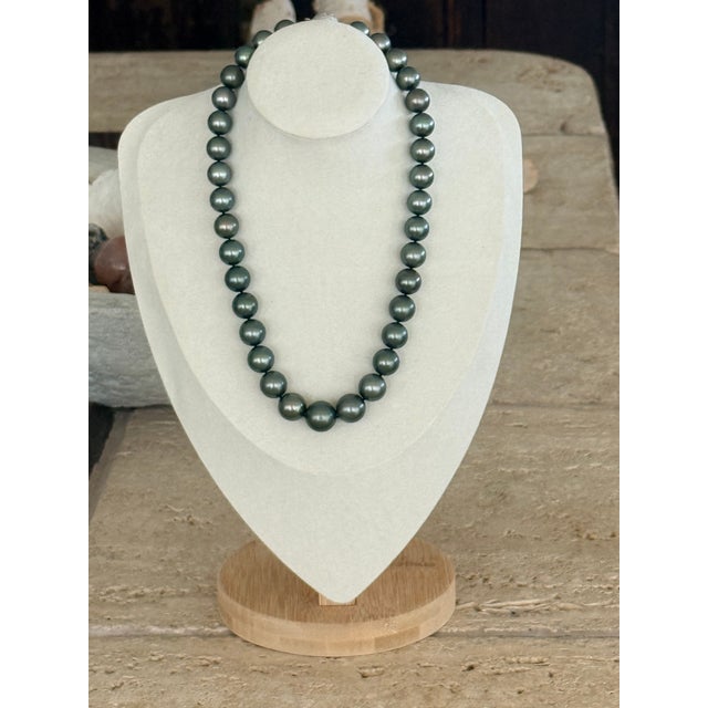 Gemstone 1990s Graduated Tahitian Black Pearl Necklace With Diamond Clasp For Sale - Image 7 of 11
