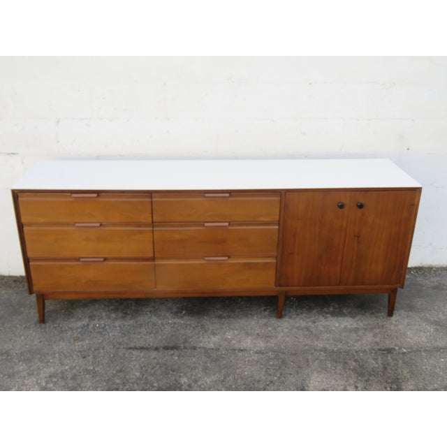 American of Martinsville American of Martinsville Mid Century Long Dresser Sideboard Bathroom Vanity 6297 For Sale - Image 4 of 18