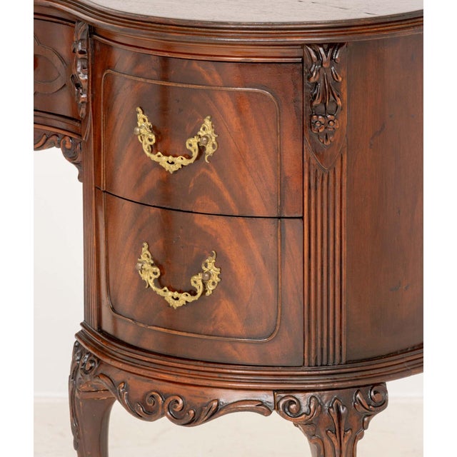 Queen Anne Style Mahogany Kidney Shaped Desk For Sale In New York - Image 6 of 9