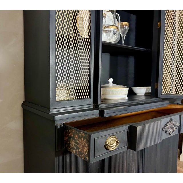 Mid 20th Century Modern Hollywood Regency-Inspired Ebony Display Cabinet With Brass Mesh Door For Sale - Image 10 of 11