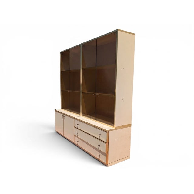 This elegant modular wall bookcase perfectly embodies the Hollywood Regency style and refined interior design typical of...