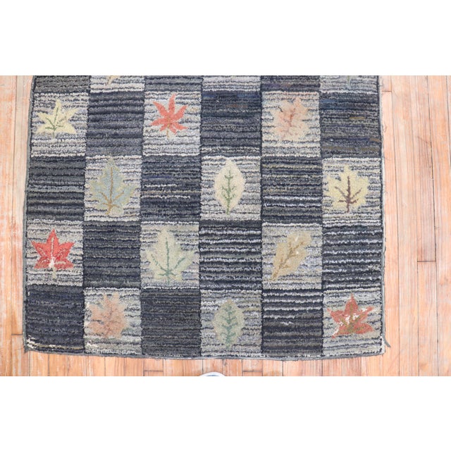 Mid 20th Century Floral Leaf Design American Hooked Scatter Rug For Sale - Image 18 of 18