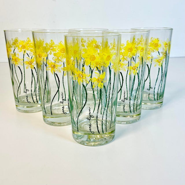 This set of 6 glasses from the 1970s are by designer Jane Lynn. They feature dark green stems of yellow Daffodils on a...