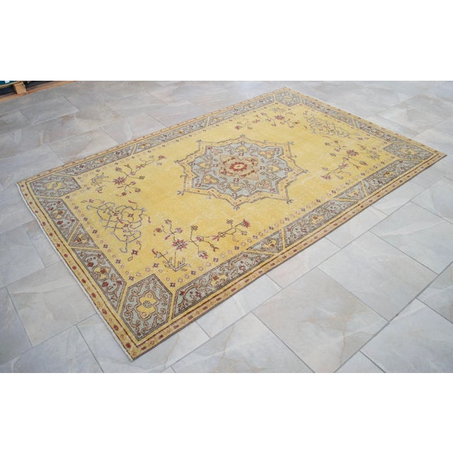 Hand Knotted Yellow Oushak Carpet Medallion Pattern Turkish Rug - 5′1″ × 7′9″ For Sale - Image 4 of 13