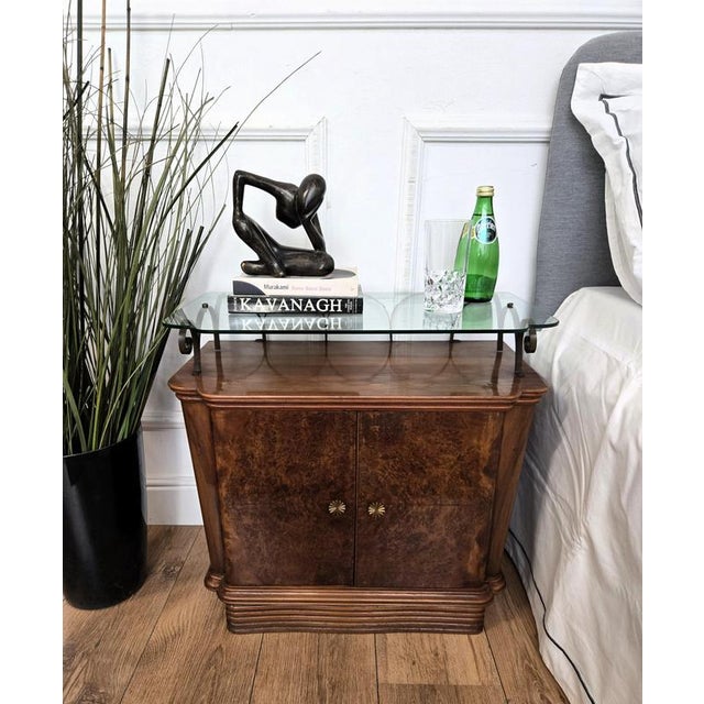 Mid-Century Italian Art Deco Style Walnut Bedside Tables with Glass Tops, 1950s, Set of 2 For Sale - Image 3 of 10