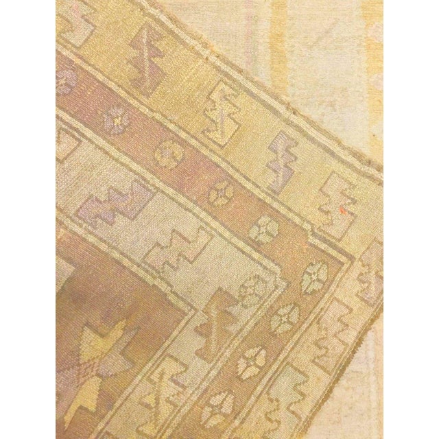 The four central emblems sit so well in the centre of this 1940s hand knotted Oushak rug. The three minor and one major...