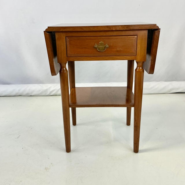 American 1970s Vintage Americana Federal Traditional Teak Drop Leaf Side Table For Sale - Image 3 of 17