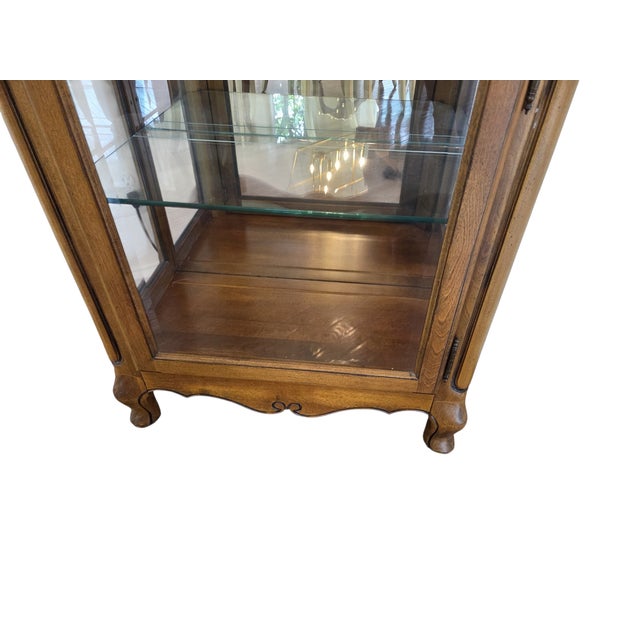 1990s Ethan Allen Country French Curio Cabinet Glass Display Case China Hutch Lighted For Sale - Image 11 of 18