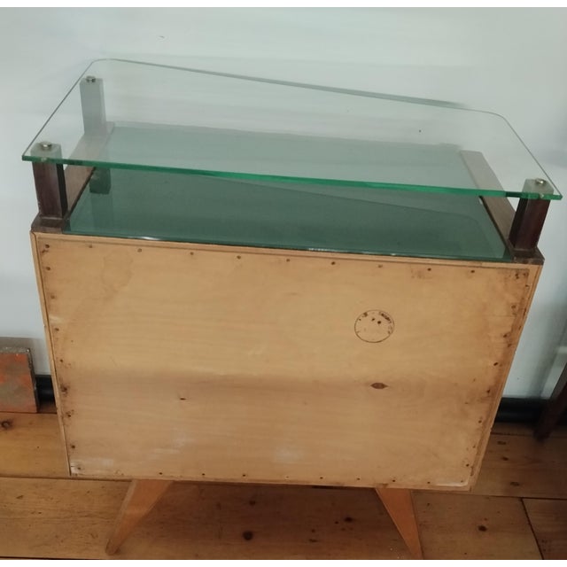 1950s Vintage Beech and Walnut Bedside Tables with Green Glass Top and Clear Glass Shelf, Italy, 1950s, Set of 2 For Sale - Image 5 of 10