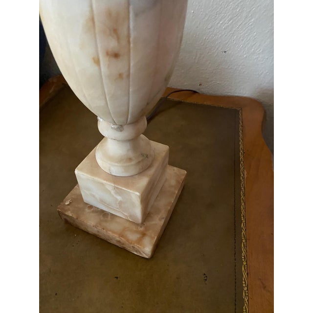 1950s Mid 20th Century Neoclassical Carved Stone Italian Alabaster Urn Lamp For Sale - Image 5 of 11