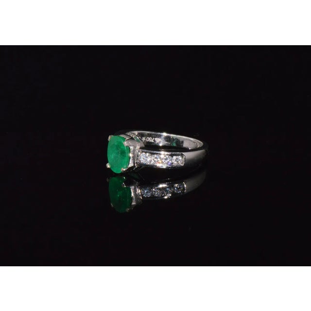 Contemporary Certified Natural 1.87Cts Emerald VS F Diamond 18K Gold Ring Band, size 6.5 For Sale - Image 3 of 10