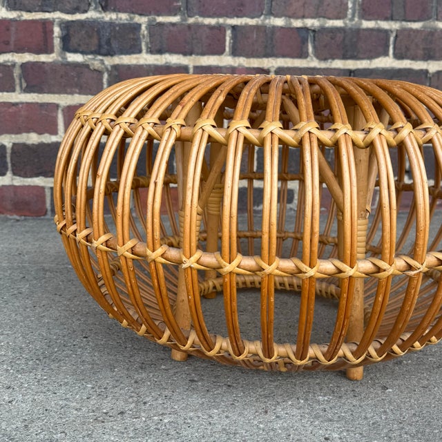This is a Franco Albini style rattan ottoman in good condition. Great as a foot stool or accent piece to add some 70s boho...