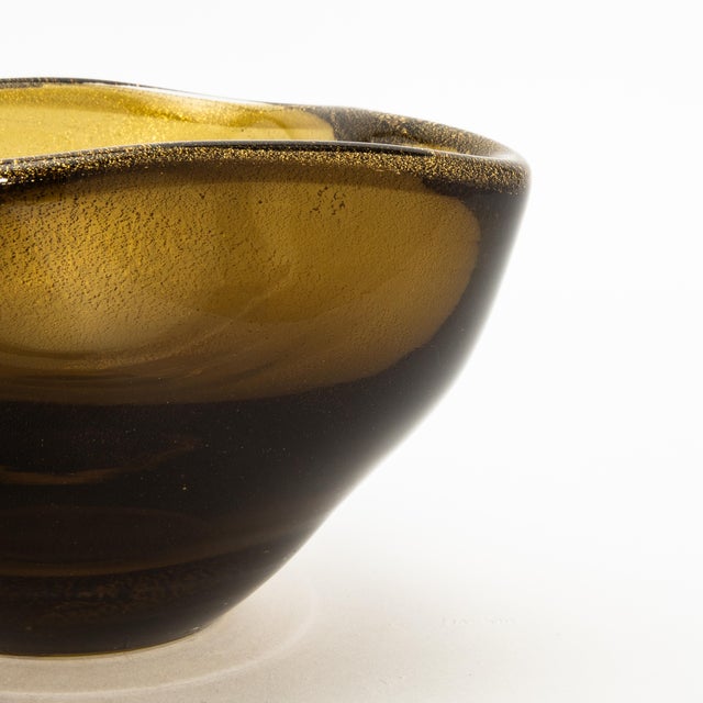 Hand-Blown Murano Dish in Tobacco With 24-Karat Gold Flecks For Sale In Los Angeles - Image 6 of 6