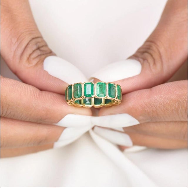 Natural 6.31 cts Zambian emerald band ring in 18k gold For Sale - Image 12 of 18
