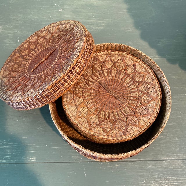 1970s Vintage 1970s Banded Sweetgrass Nesting Baskets-Set of 3 For Sale - Image 5 of 7