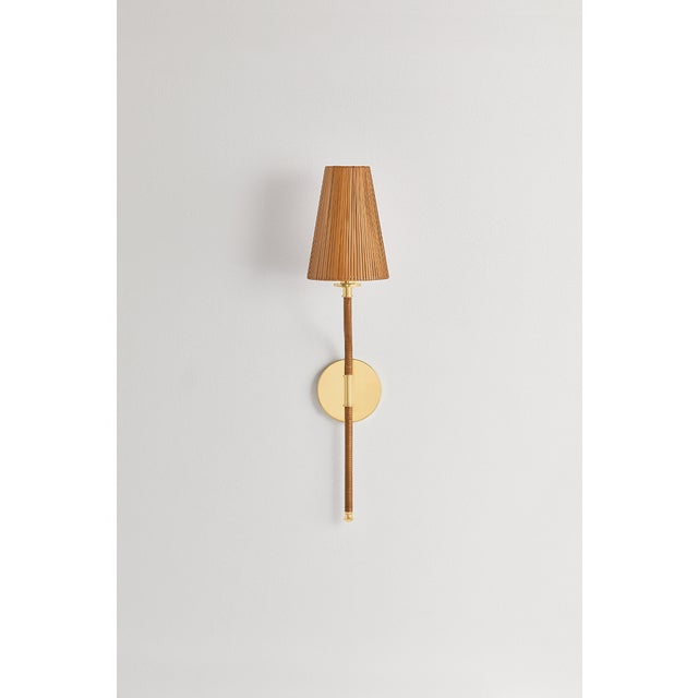 Paying homage to the sinuous creations of Finnish designer Paavo Tynell, the Atwood family uses natural materials to form...