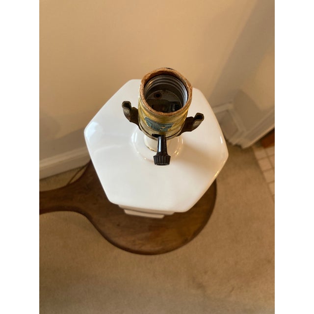 Coastal Mid 20th Century Ceramic Pagoda Lamp in White For Sale - Image 3 of 6