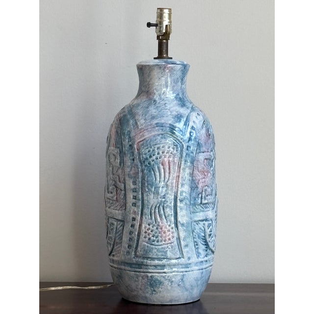 Mid-Century Modern Aztec-Inspired Ceramic Table Lamp For Sale - Image 9 of 17