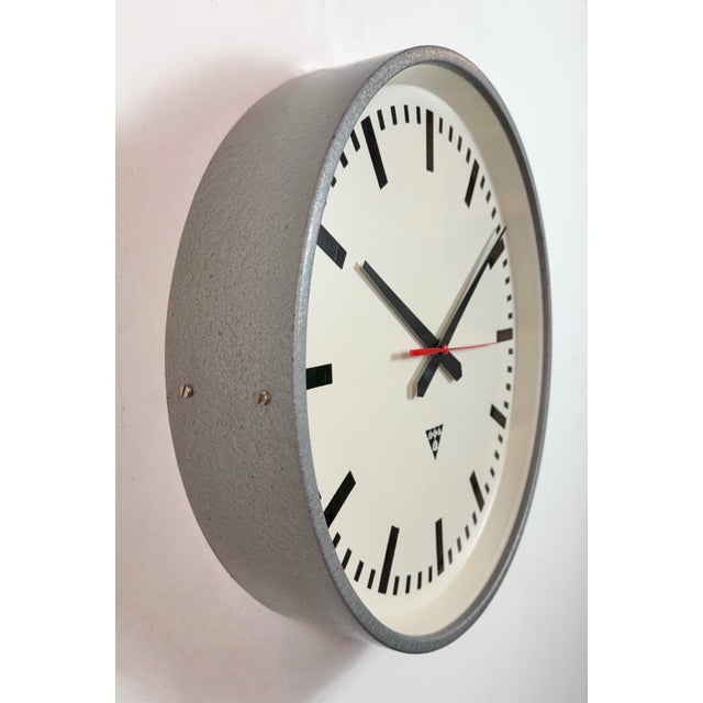 1960s Large Industrial Grey Factory Wall Clock from Pragotron, 1960s For Sale - Image 5 of 17
