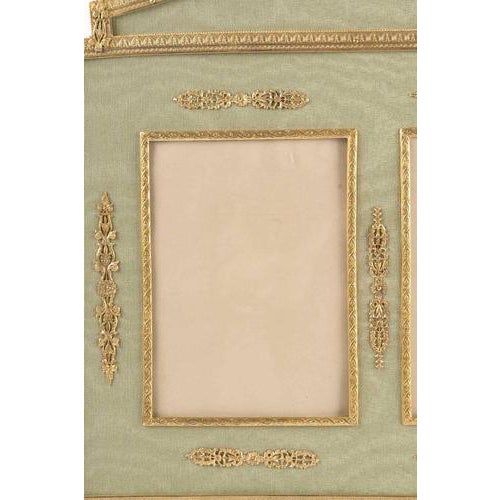 Traditional Large Napoleon III Photo Frame in Gilt Brass and Green Fabric For Sale - Image 3 of 8