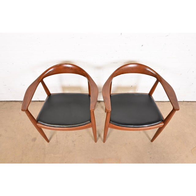 Wood Hans Wegner for Johannes Hansen "The Chair" Teak and Leather Round Chairs, Pair, Newly Restored For Sale - Image 7 of 11