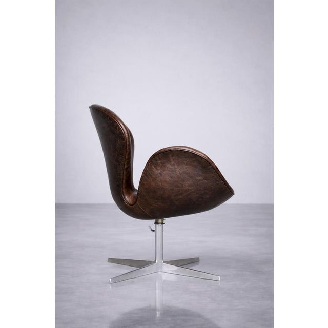 Animal Skin Mid-Century Modern Danish Brown Leather Swan Chair by Arne Jacobsen for Fritz Hansen, 1958 For Sale - Image 7 of 18