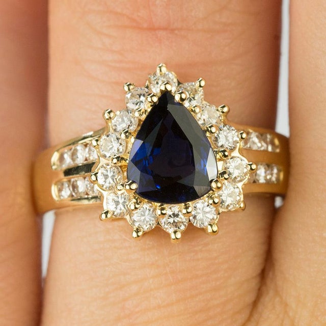 Contemporary Late 20th Century Pear Shape Sapphire Ring, Size 7.5 For Sale - Image 3 of 4