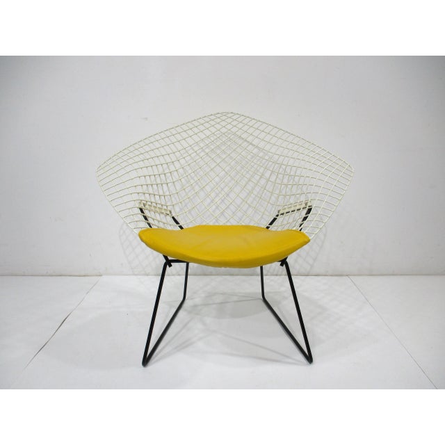 A white wire coated diamond lounge chair with contrasting satin black steel base making for a wonderful contrast . Having...