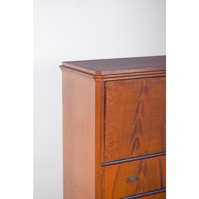 Abattant cabinet with three drawers. with an upper compartment with a hinged front, its exterior design is elegant and...