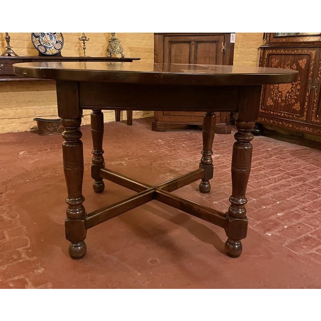 Louis XIII Round Oak Table, in Very Good conditions. Designed 1920 to 1949