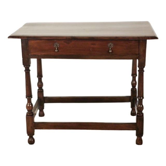 One-Drawer Walnut Tavern Table, English or American, Circa 1720 For Sale