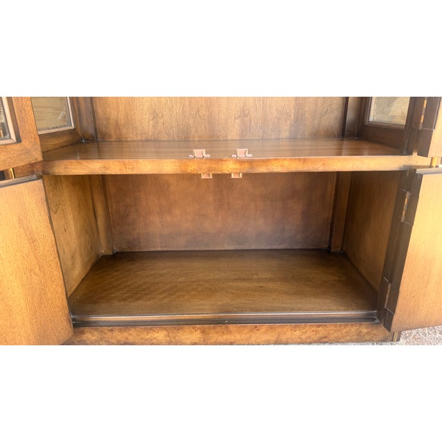 Late 20th Century Mastercraft Illuminated Burlwood Arched Display Cabinet Vitrine With Brass Trim, Attributed For Sale - Image 13 of 16
