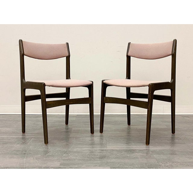 A good set of 6 Danish mid-century modern dining chairs. The chairs are well proportioned and they may be attributed to an...